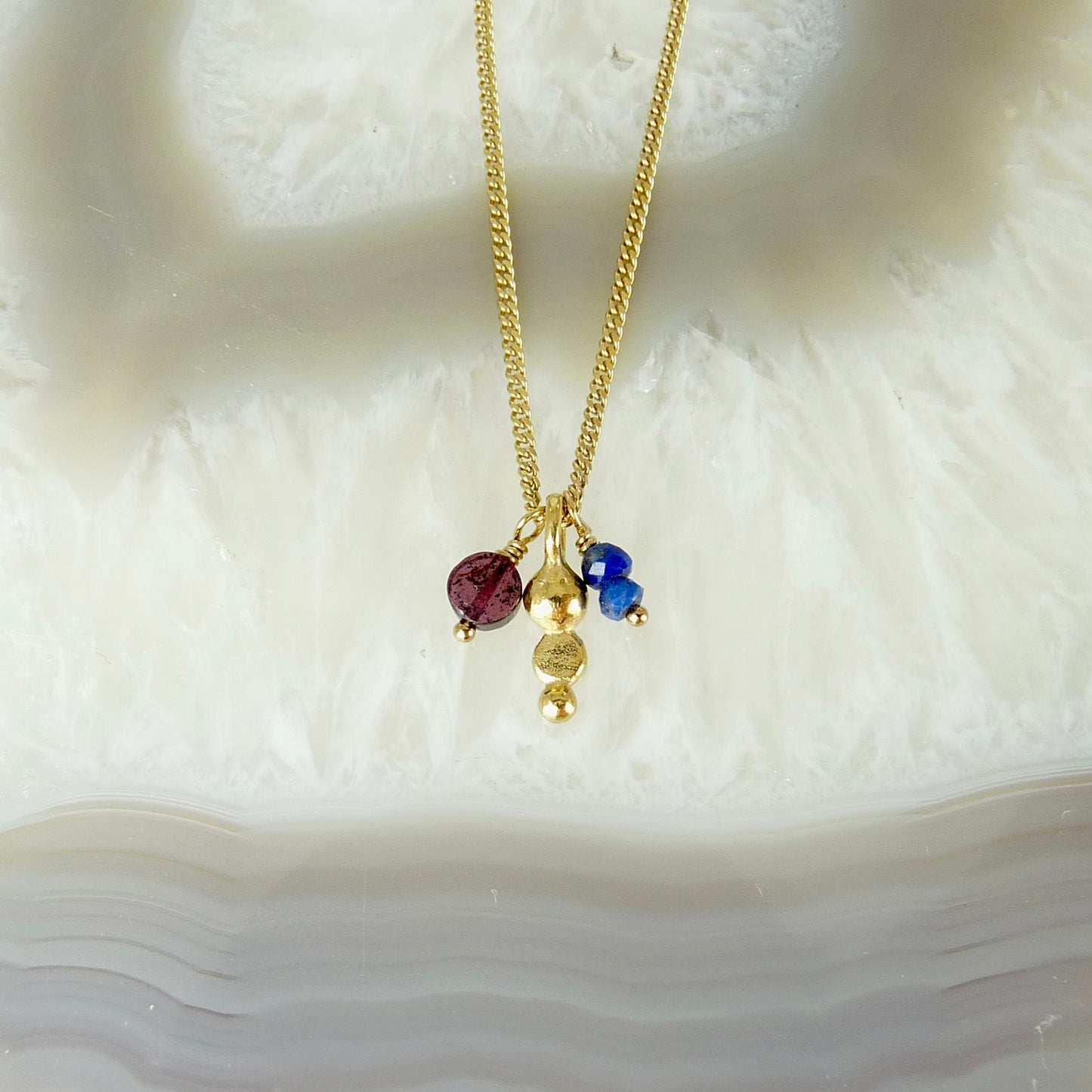 Leilah Granulation Delicate necklace with gemstones