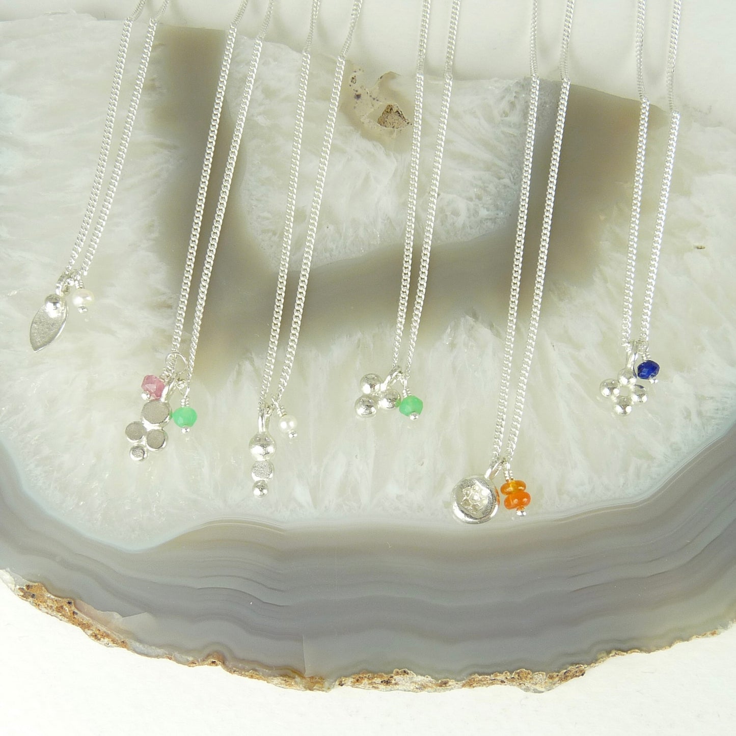 Leilah Granulation Delicate necklace with gemstones