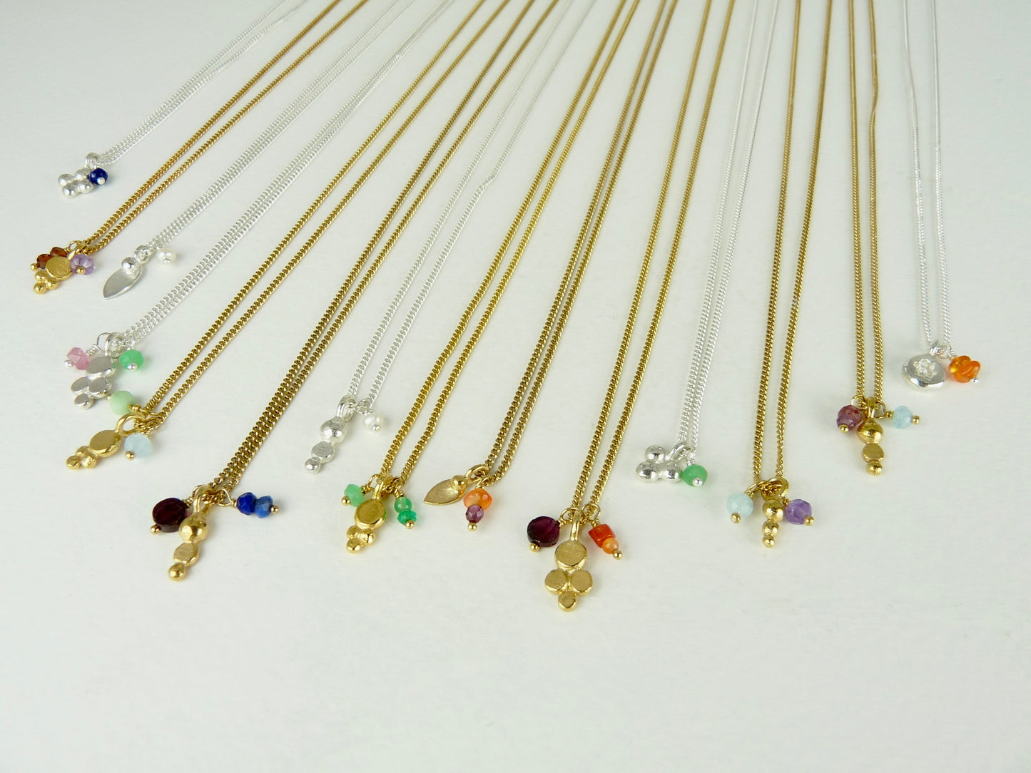Leilah Granulation Delicate necklace with gemstones