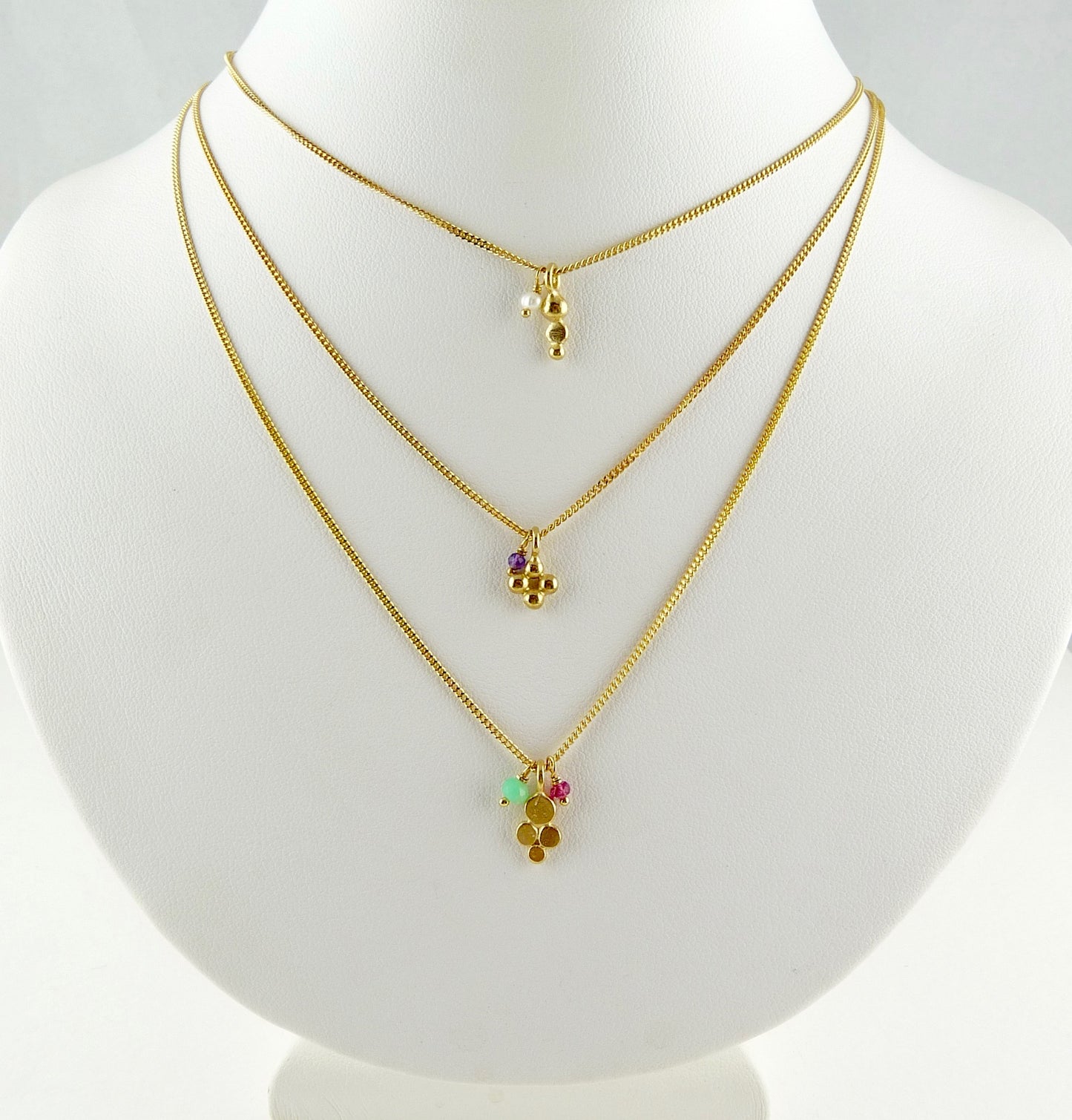 Leilah Granulation Delicate necklace with gemstones