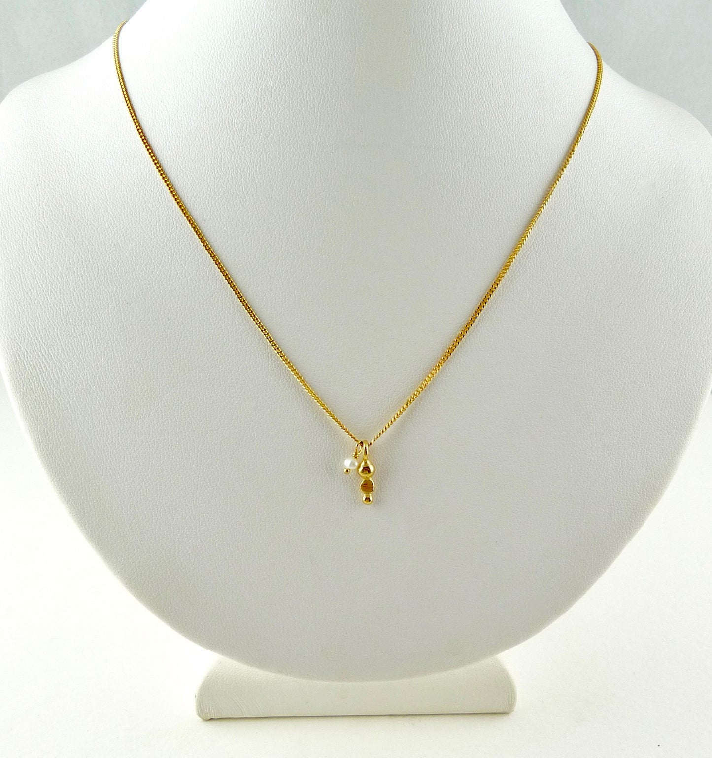 Leilah Granulation Delicate necklace with gemstones