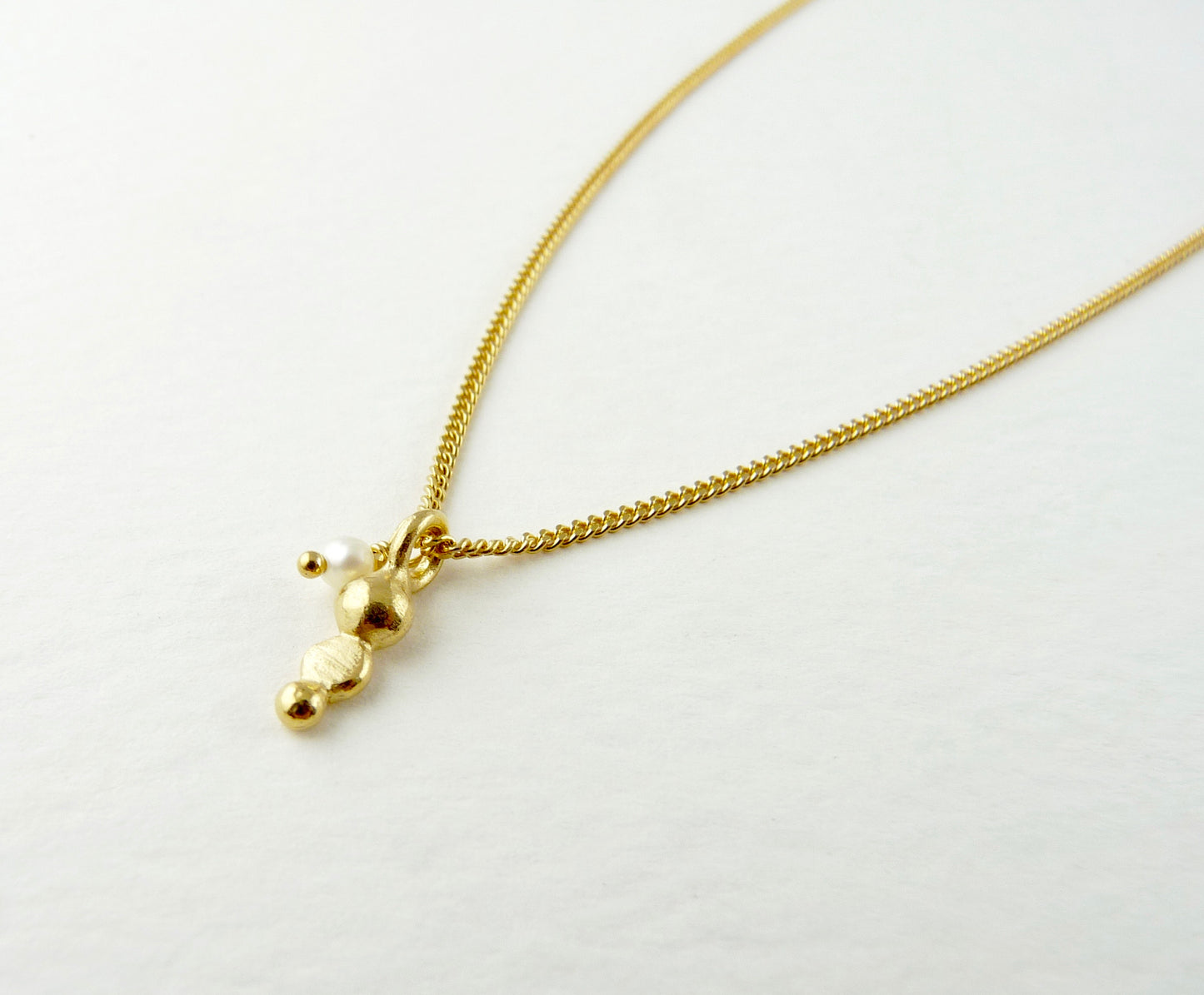 Leilah Granulation Delicate necklace with gemstones