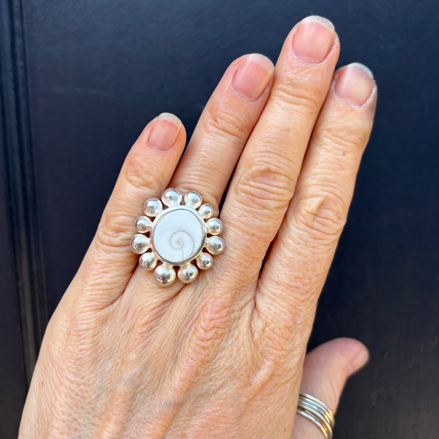 Giant Courtesan Ring With Operculum And Silver
