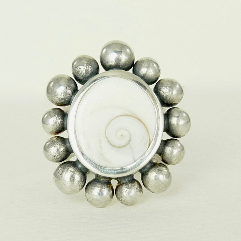 Giant Operculum Courtesan Ring
