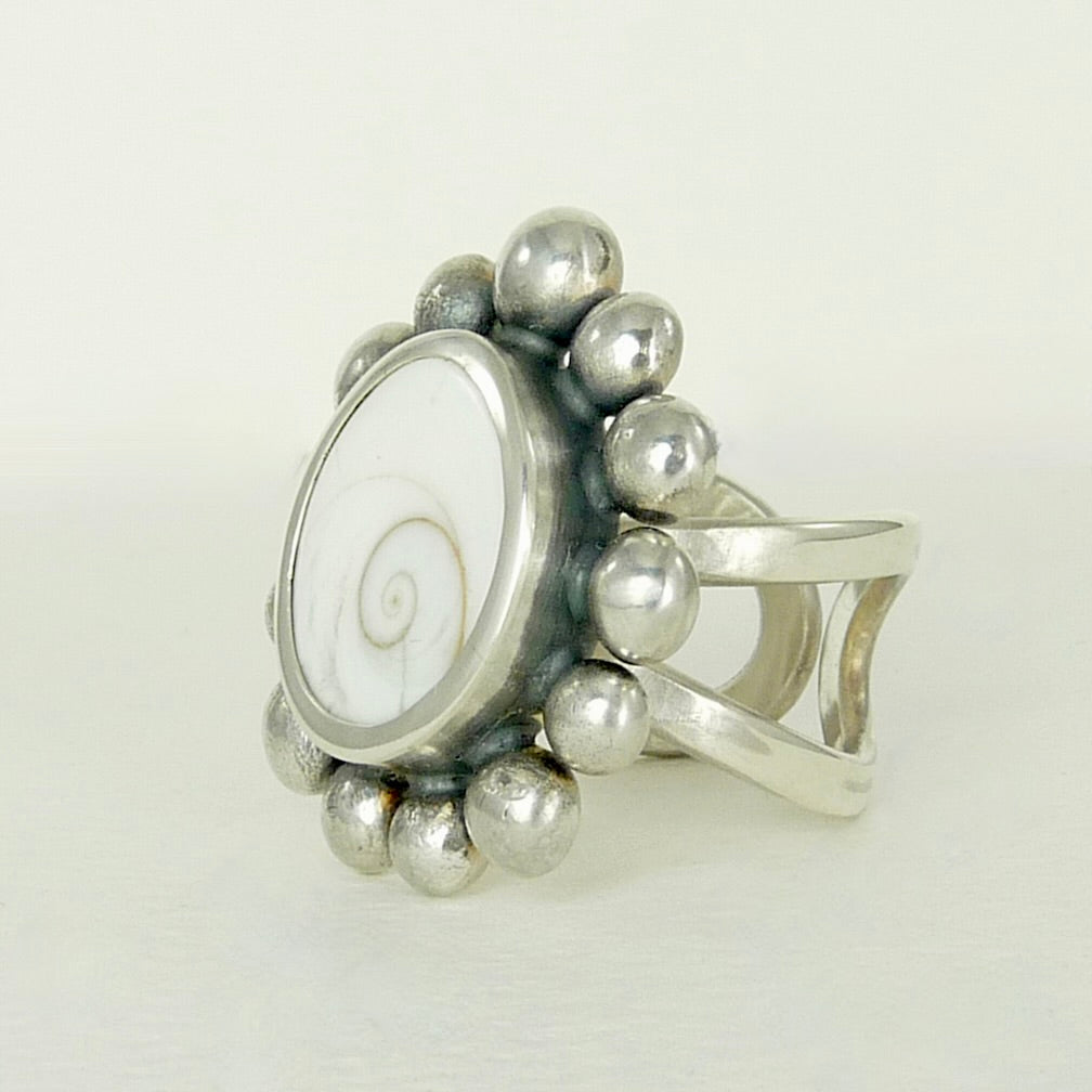 Giant Operculum Courtesan Ring