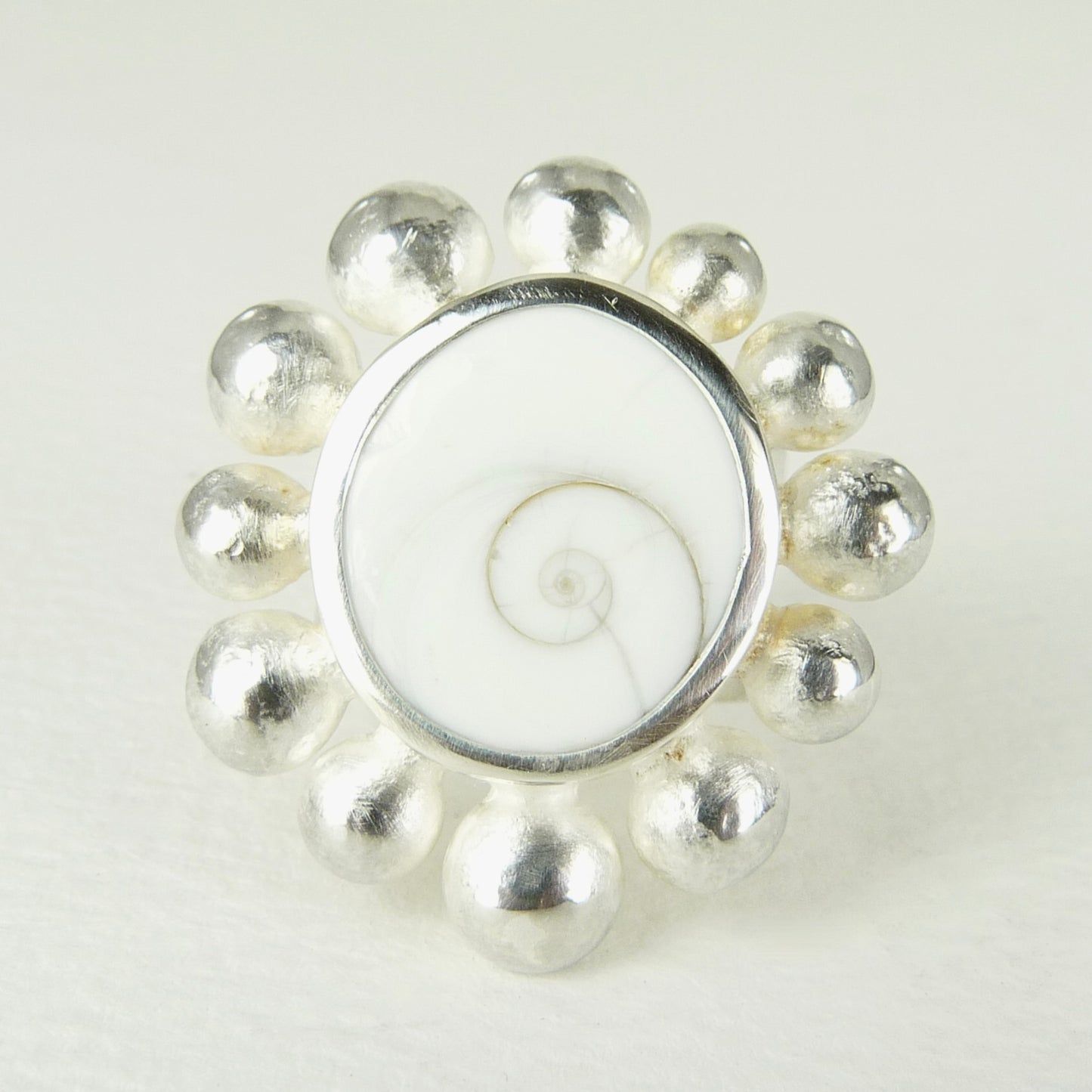 Giant Courtesan Ring With Operculum And Silver