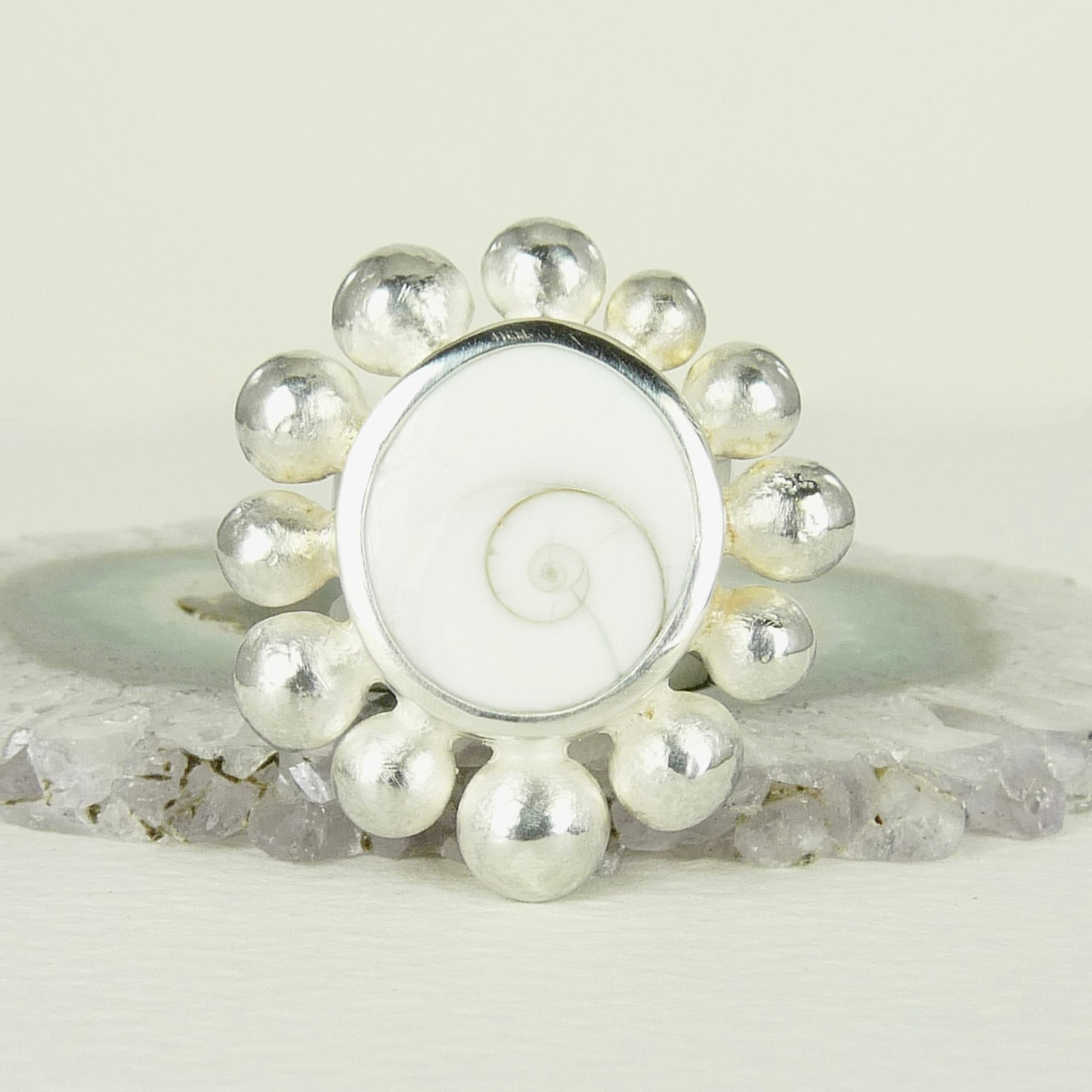Giant Courtesan Ring With Operculum And Silver