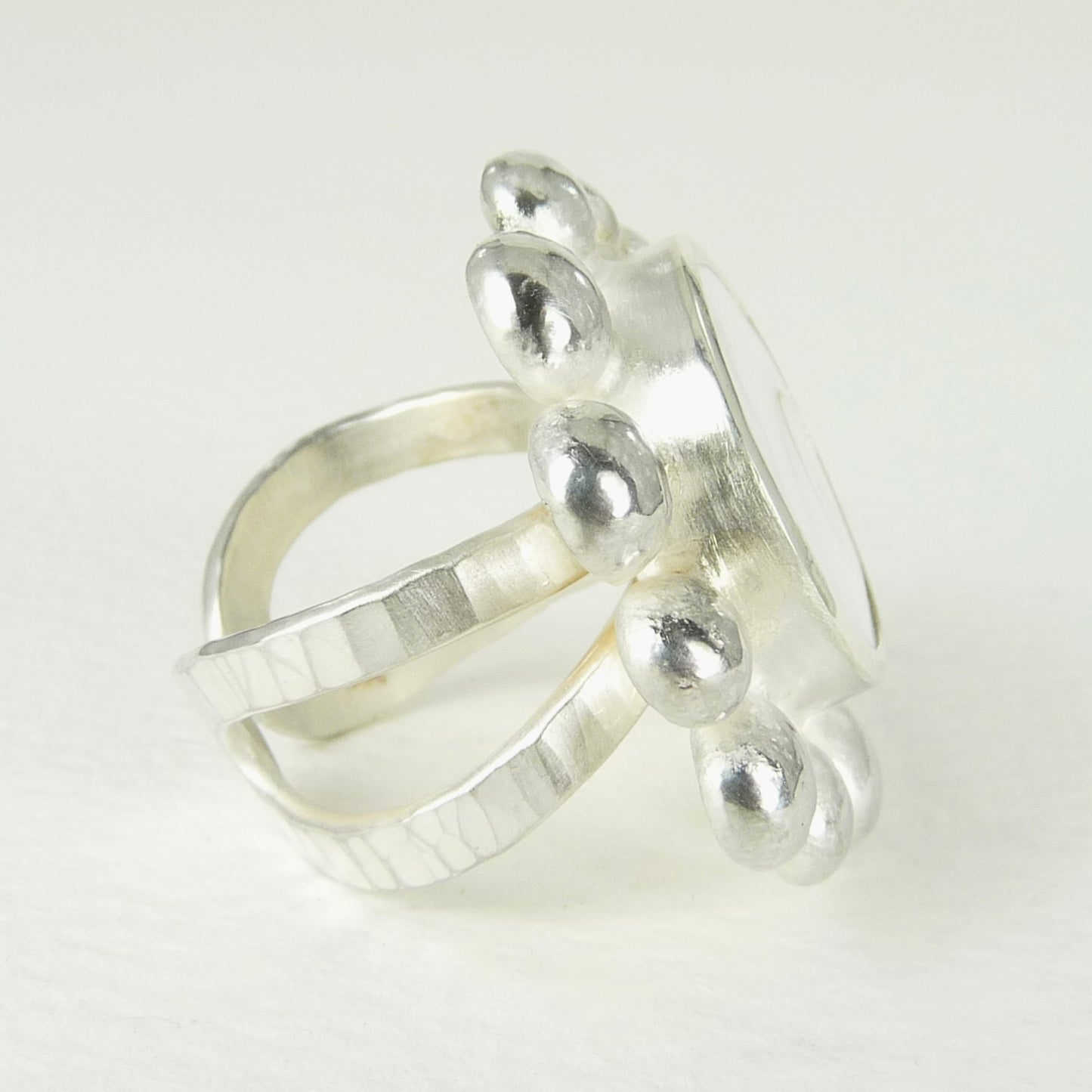 Giant Courtesan Ring With Operculum And Silver